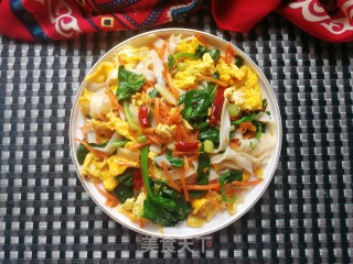 胡萝卜菠菜鸡蛋炒河粉的做法