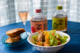 鸡肉沙拉配伊听果酒的做法