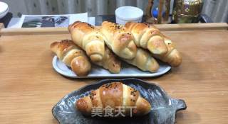 香浓牛角餐包，浓浓的奶香味，外壳香脆，一口下去超有嚼劲。的做法