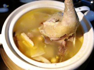 来自大自然纯天然的美味～冬笋煲鸡汤的做法