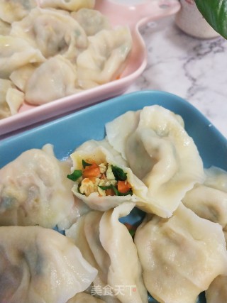 胡萝卜鸡蛋韭菜馅水饺的做法