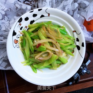 洋葱炒西芹的做法