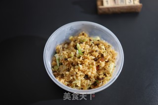 花菜肉丁炒饭的做法