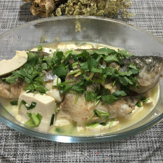 鲈鱼炖豆腐的做法