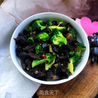 西兰花炒木耳的做法