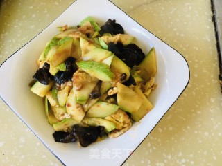 西葫芦木耳炒鸡蛋的做法