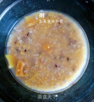 #一碗热粥#  玉米黄桃粥的做法