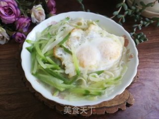 双黄蛋萝卜丝面条的做法