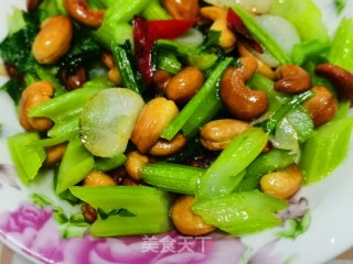 西芹炒腰果的做法