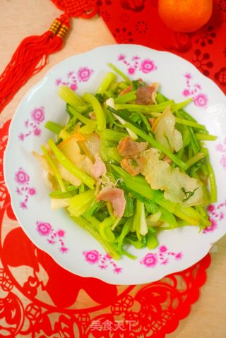 红红火火——芹菜炒腊肉的做法