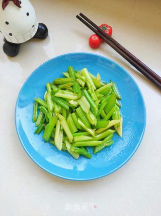蚝油炒芹菜的做法