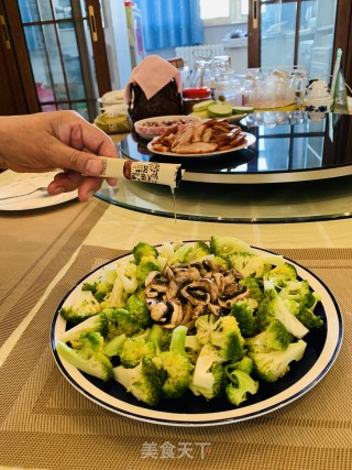 火麻油西兰花蒸口蘑的做法