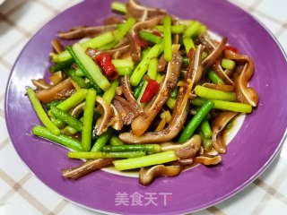 蒜苗炒猪耳的做法
