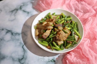 蒜薹炒五花肉的做法
