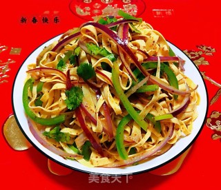 洋葱青椒拌豆皮的做法