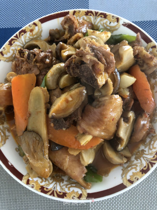 三菇烧土鸡的做法