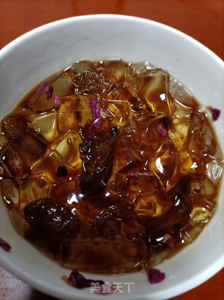 玫瑰花葡萄干红糖凉粉的做法