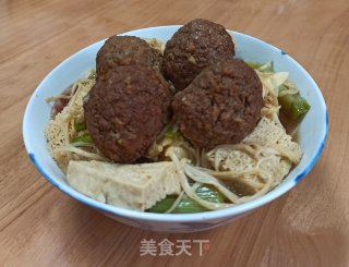 冻豆腐金针菇烩肉圆的做法