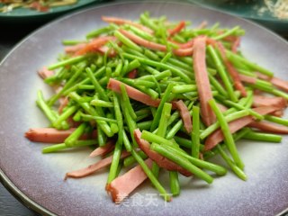 “早春美味”火腿肠炒藜蒿的做法