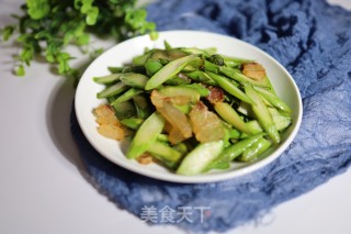 腊肉炒芦笋的做法