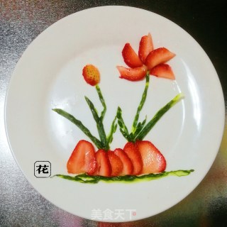 草莓荷花果盘的做法