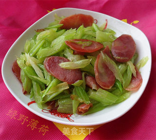 腊肠炒芹菜的做法