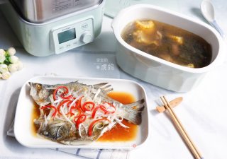 海带玉米牛骨汤+清蒸鲈鱼的做法