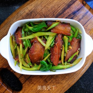 芹菜青椒炒腊肉的做法