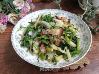 腊肉红花草炒年糕的做法