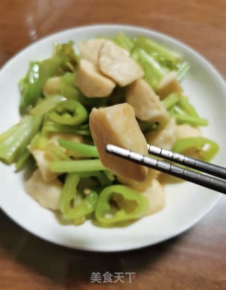香芹炒墨鱼丸的做法