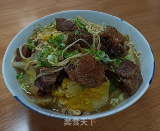 白菜干丝金针菇烩牛肉的做法