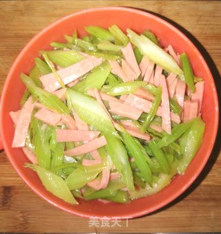 芹菜炒火腿肠的做法