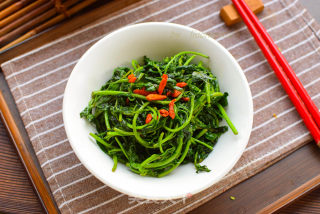 油盐炒枸杞芽的做法
