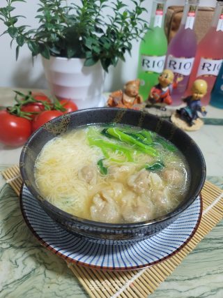 菠菜云吞面线汤的做法