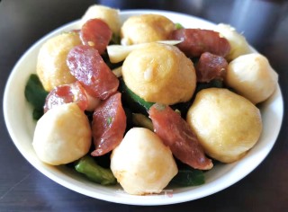 杂丸腊肠炒青椒的做法