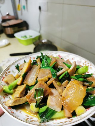 大蒜炒腊肉的做法