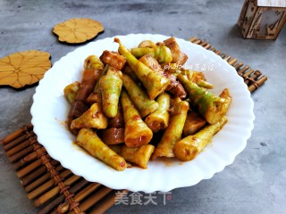 五花肉炒芦苇笋的做法
