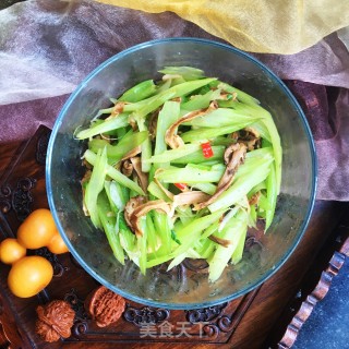 松茸炒西芹的做法