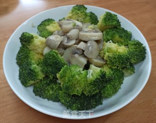 西兰花烩蘑菇的做法