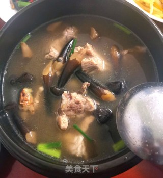 鸡枞菌排骨汤的做法