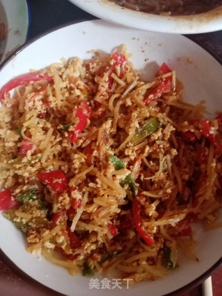 青椒红椒糖醋土豆丝炒鸡蛋的做法