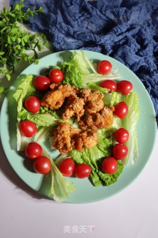 油炸鸡肉圣女果沙拉
