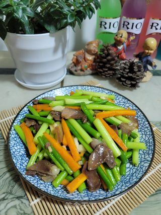腊肉炒蒜苔胡萝卜的做法