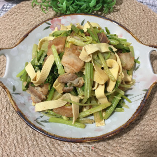 五花肉香芹炒豆皮的做法