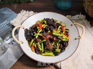 经典家常菜蒜苔炒肉❗️大米的下饭神器的做法
