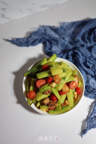 五花肉炒黄瓜圣女果的做法