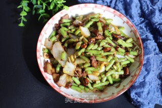 五花肉炒豆角白菜的做法