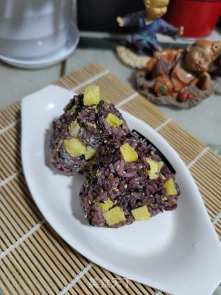 菠萝紫米饭团
