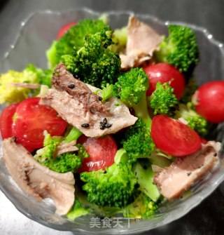 西兰花鸡腿肉沙拉