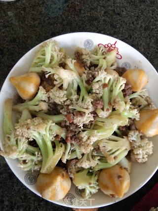 牛肉粒翻炒白菜花的做法
